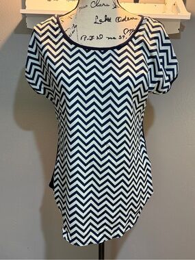 ESPRESSO NAVY/WHITE CHEVRON SCOOP NECK TOP SZ M